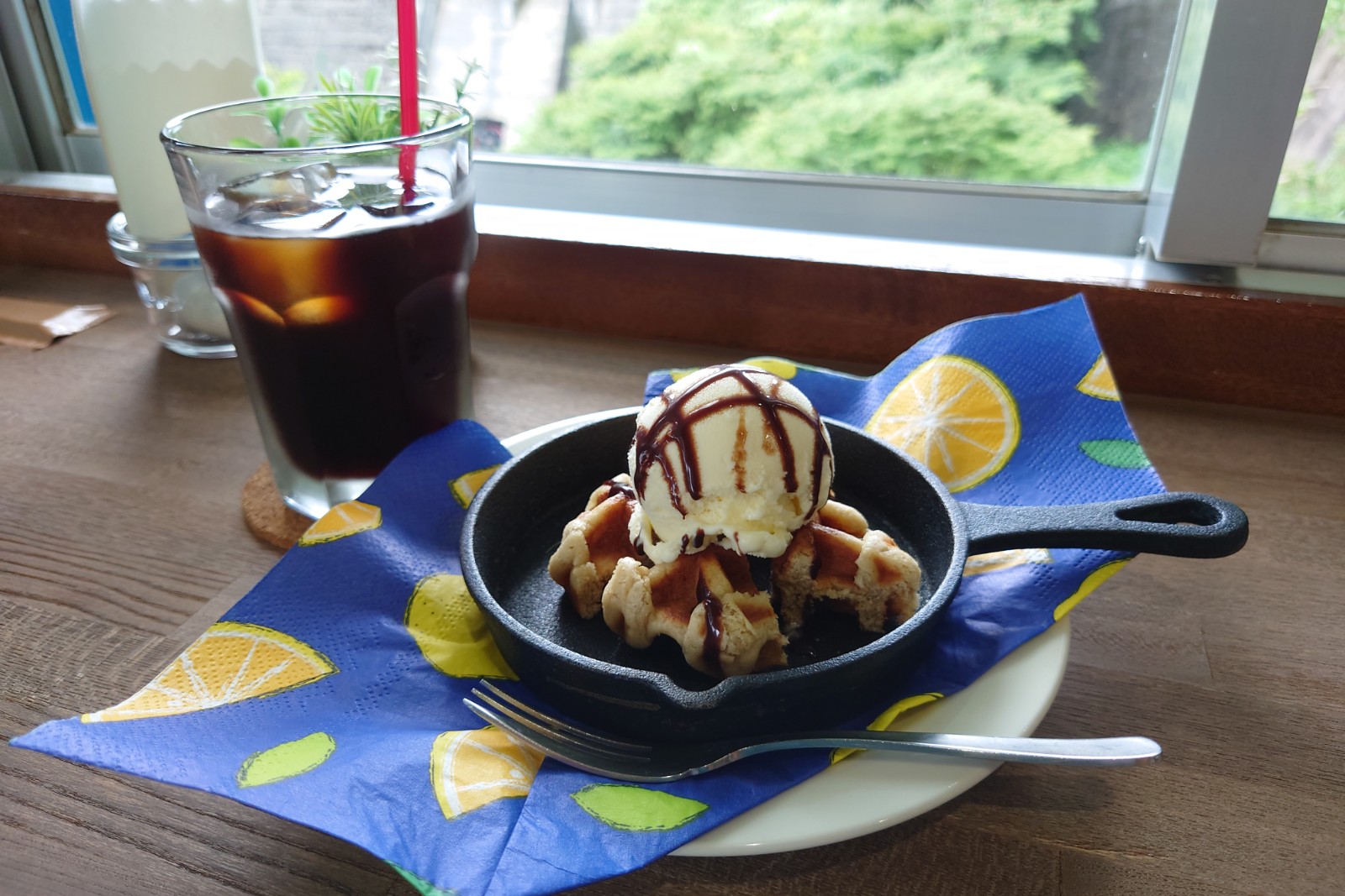 納豆ワッフル(干しいも)のアイスコーヒーセット,竜神カフェ