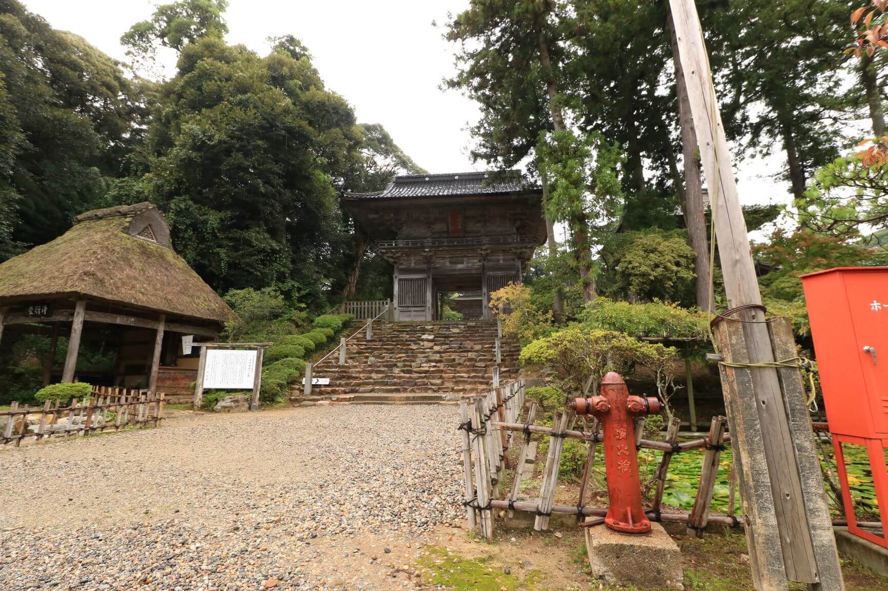 金榮山妙成寺の浄行堂と二王門