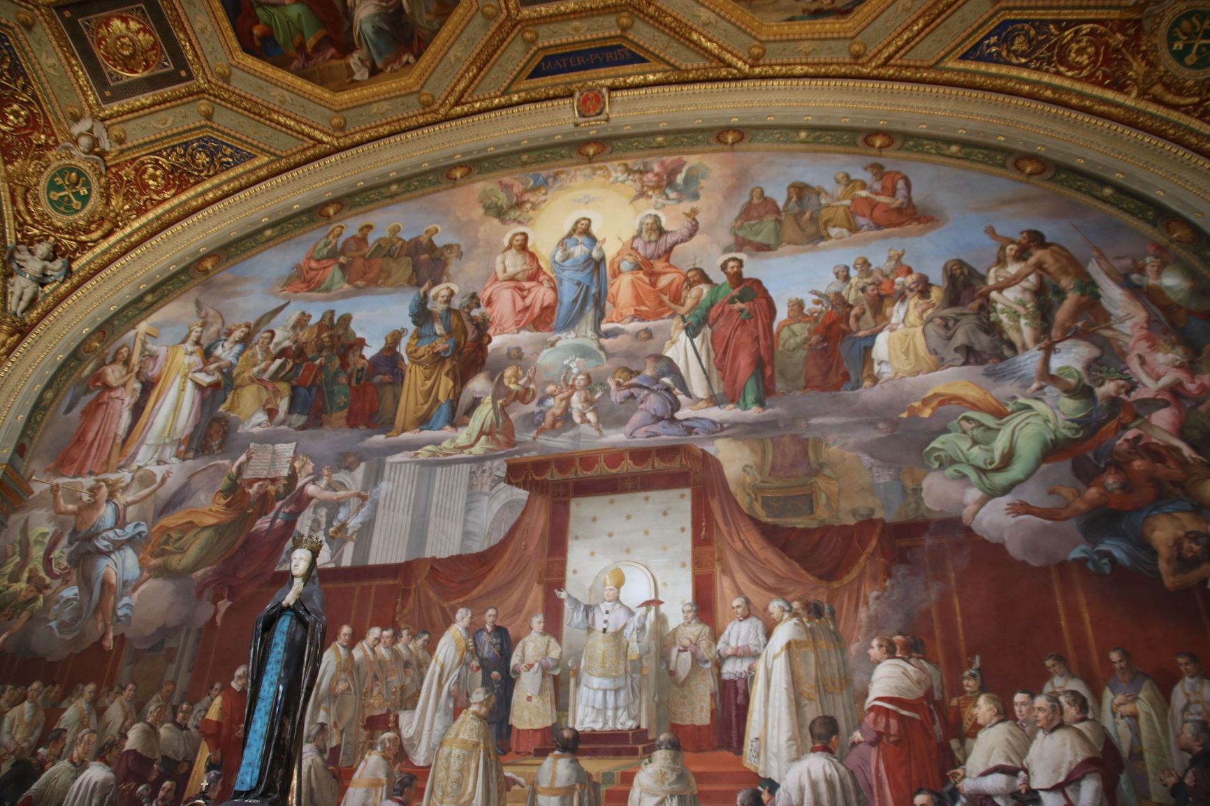 無原罪の御宿りの間の壁画とマリア像